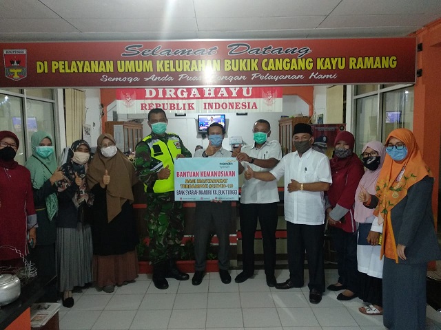 Mandiri Syariah Cabang Bukittinggi gandeng Satgas Covid-19 Kelurahan Bukit Cangang Kayu Ramang untuk menyalurkan paket bantuan sembako di Kelurahan tersebut. 